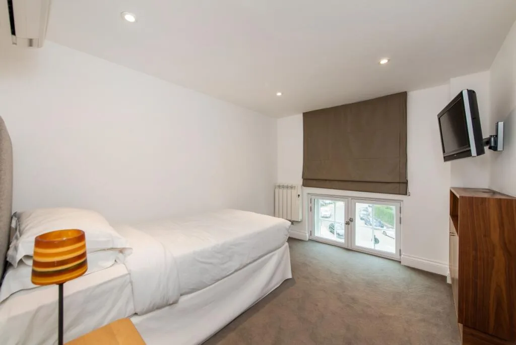5 bedroom flat for rent