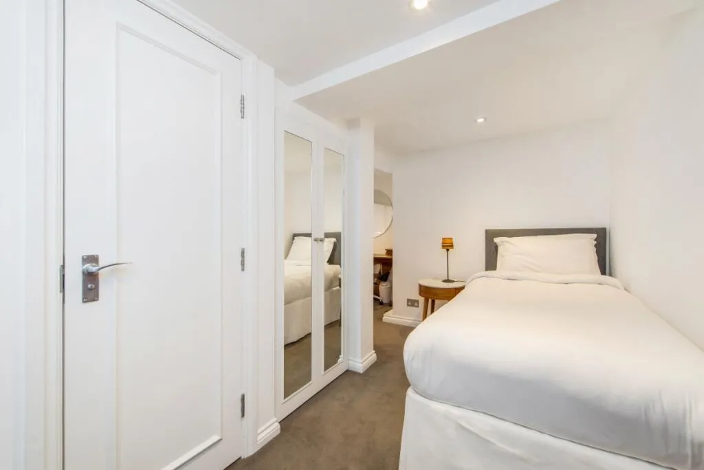 5 bedroom flat for rent