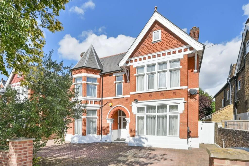 8 bedroom house for rent