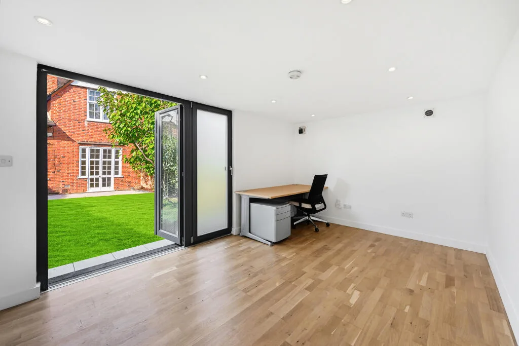 4 bedroom end of terrace house for rent