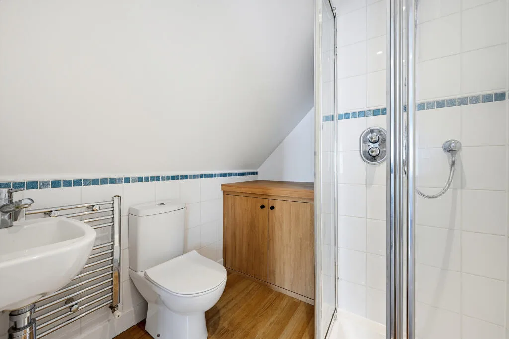4 bedroom end of terrace house for rent