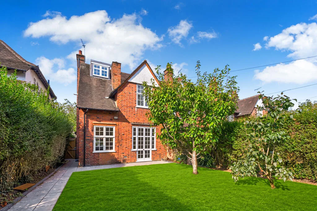4 bedroom end of terrace house for rent