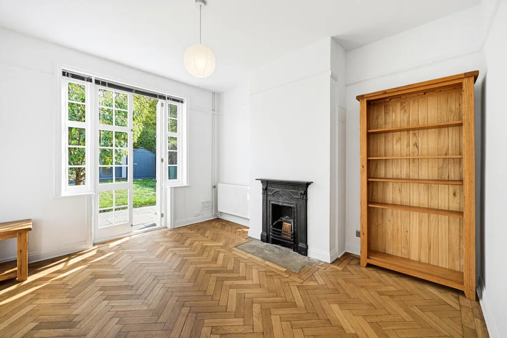 4 bedroom end of terrace house for rent
