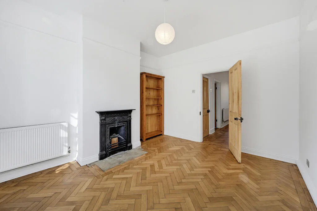 4 bedroom end of terrace house for rent