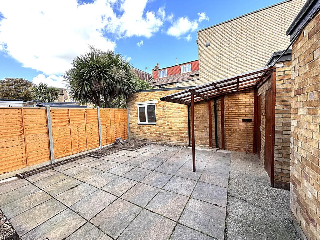 2 bedroom maisonette for rent