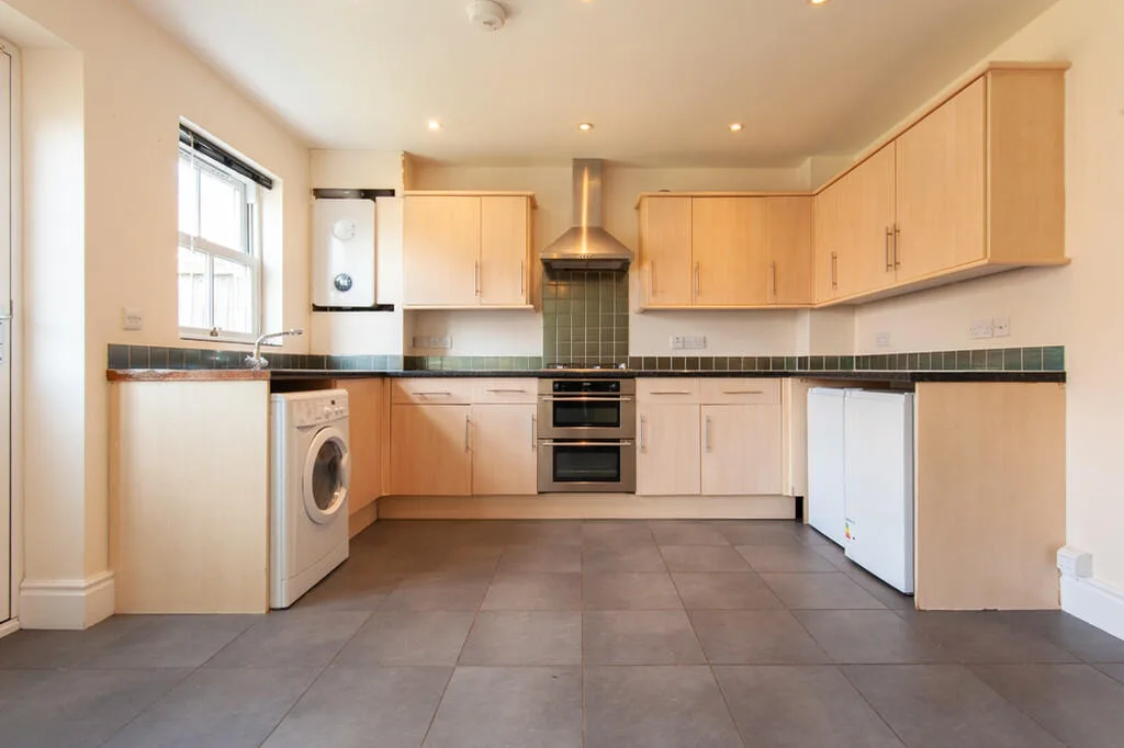 3 bedroom semi-detached house for rent