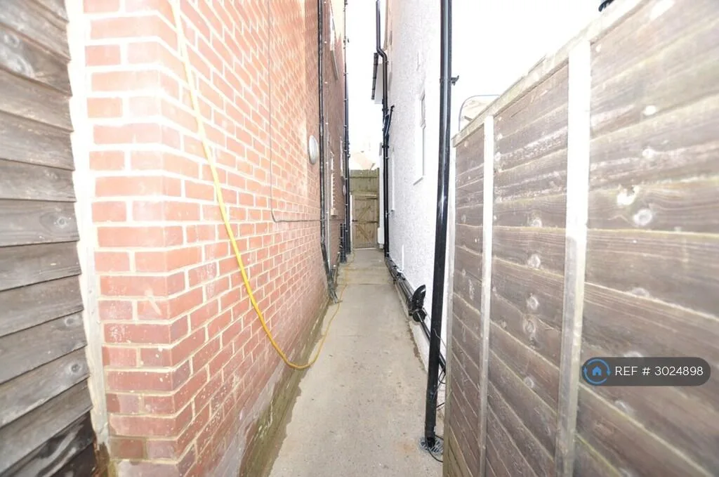4 bedroom semi-detached house for rent