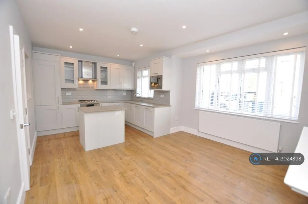 4 bedroom semi-detached house for rent