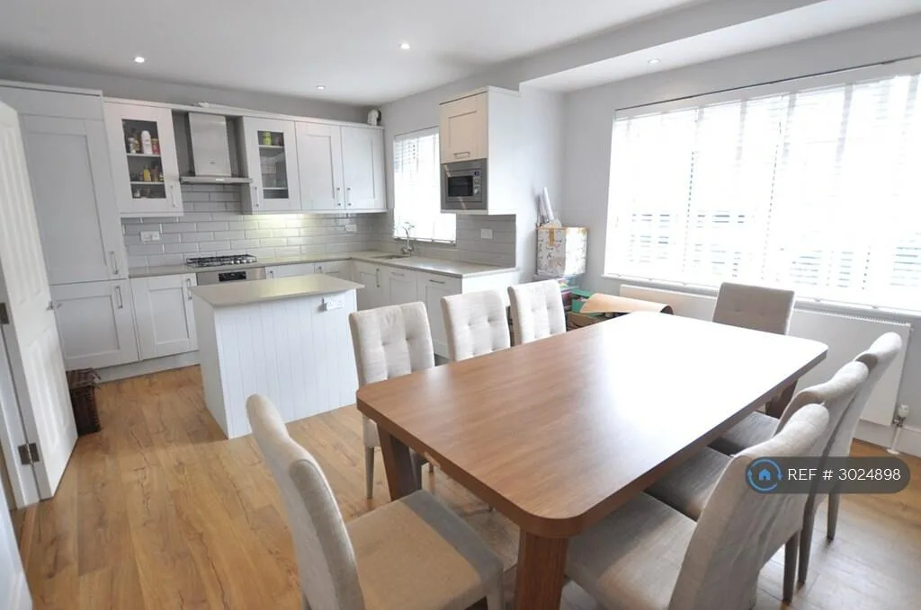 4 bedroom semi-detached house for rent