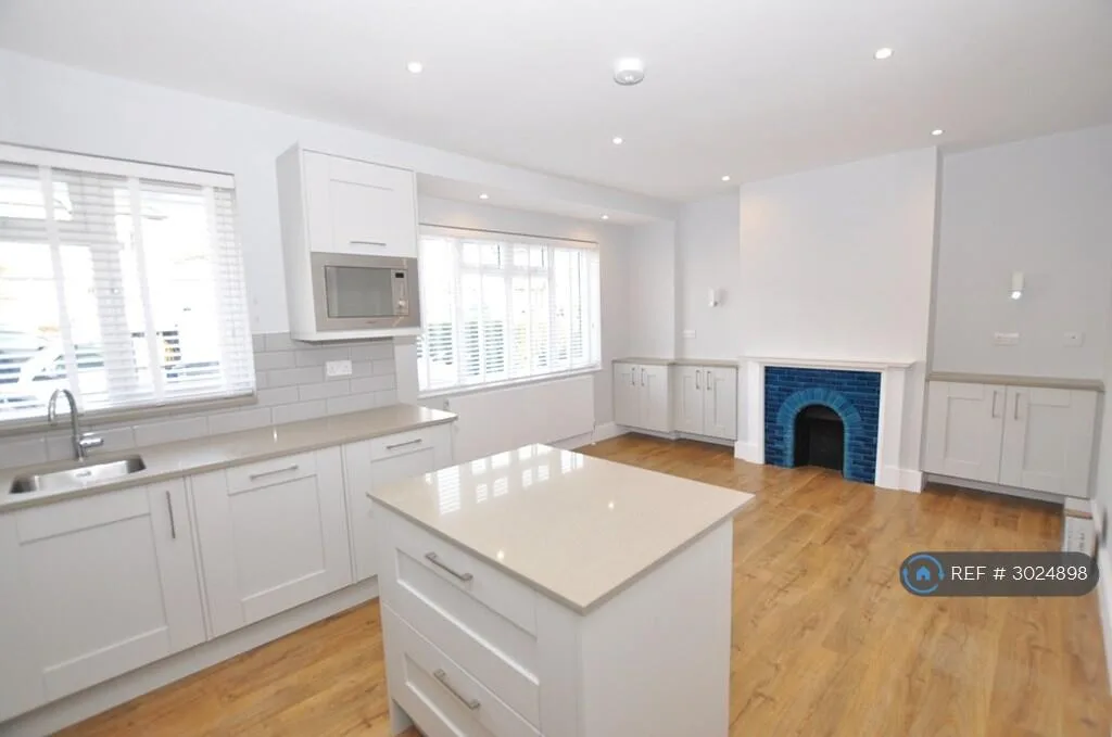 4 bedroom semi-detached house for rent