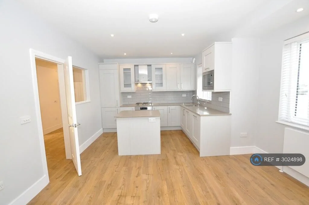 4 bedroom semi-detached house for rent