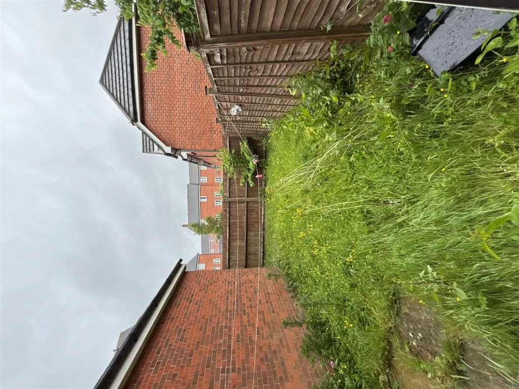 4 bedroom end of terrace house for rent
