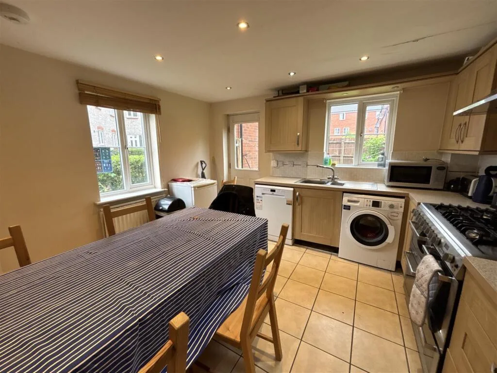 4 bedroom end of terrace house for rent