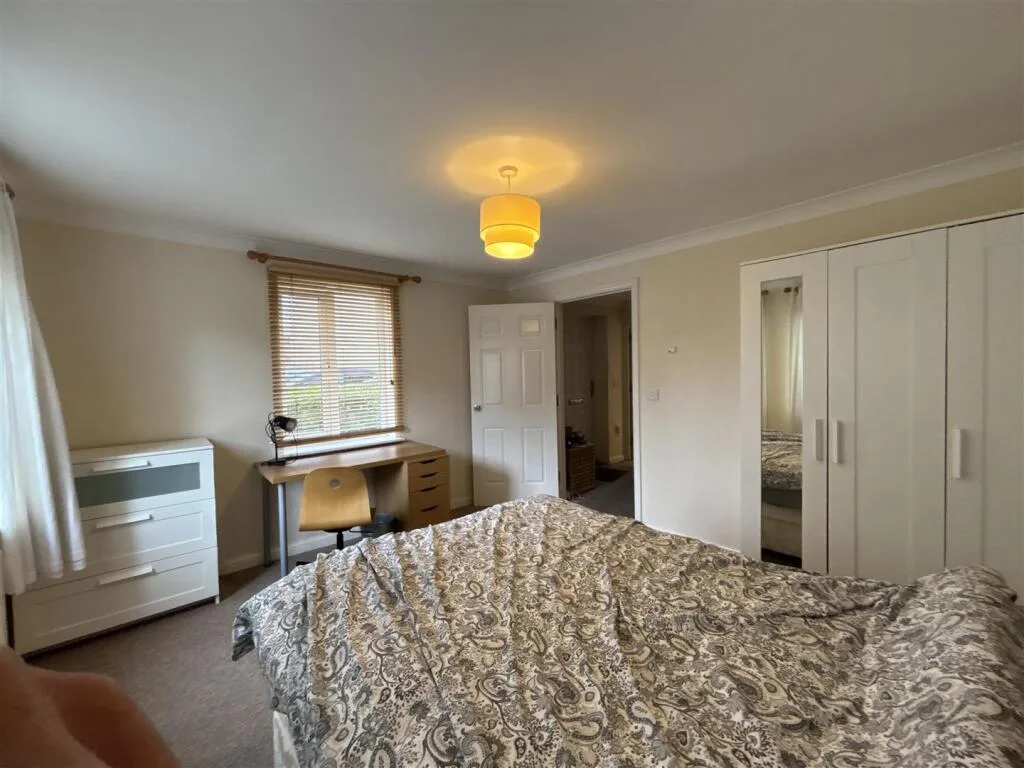 4 bedroom end of terrace house for rent