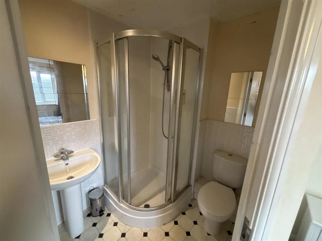 4 bedroom end of terrace house for rent