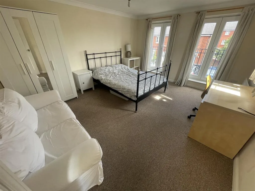 4 bedroom end of terrace house for rent