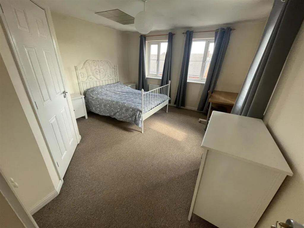 4 bedroom end of terrace house for rent