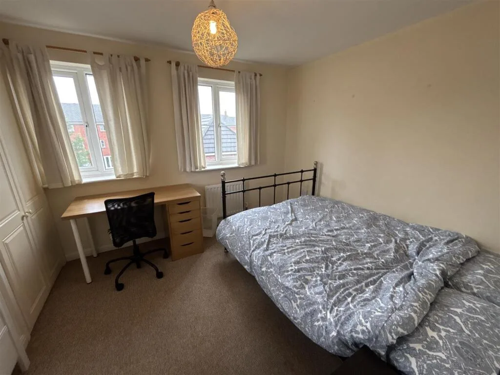 4 bedroom end of terrace house for rent