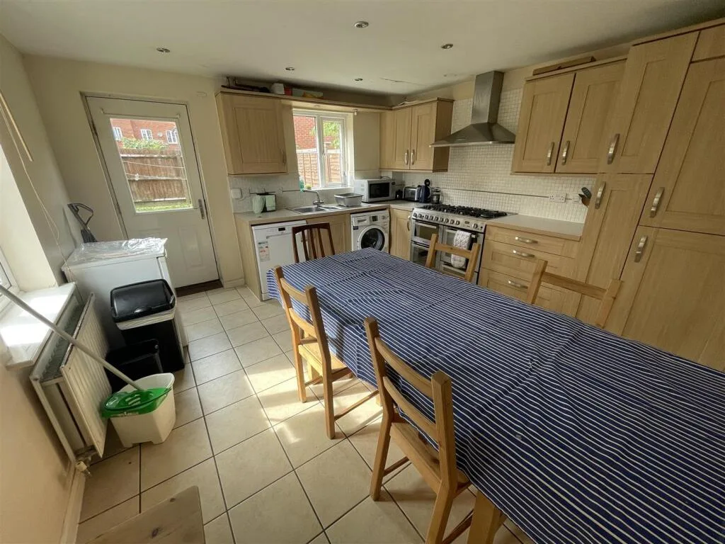 4 bedroom end of terrace house for rent