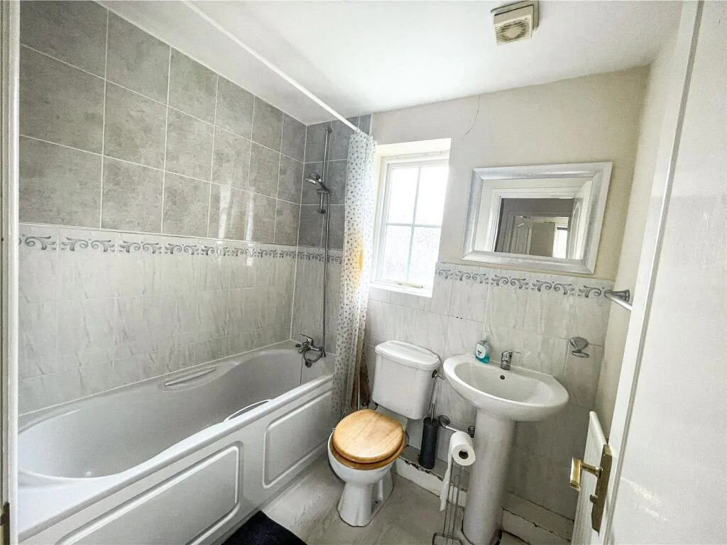 3 bedroom semi-detached house for rent