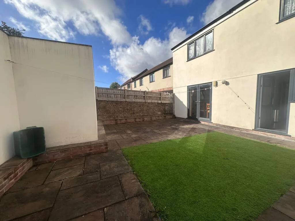 3 bedroom semi-detached house for rent
