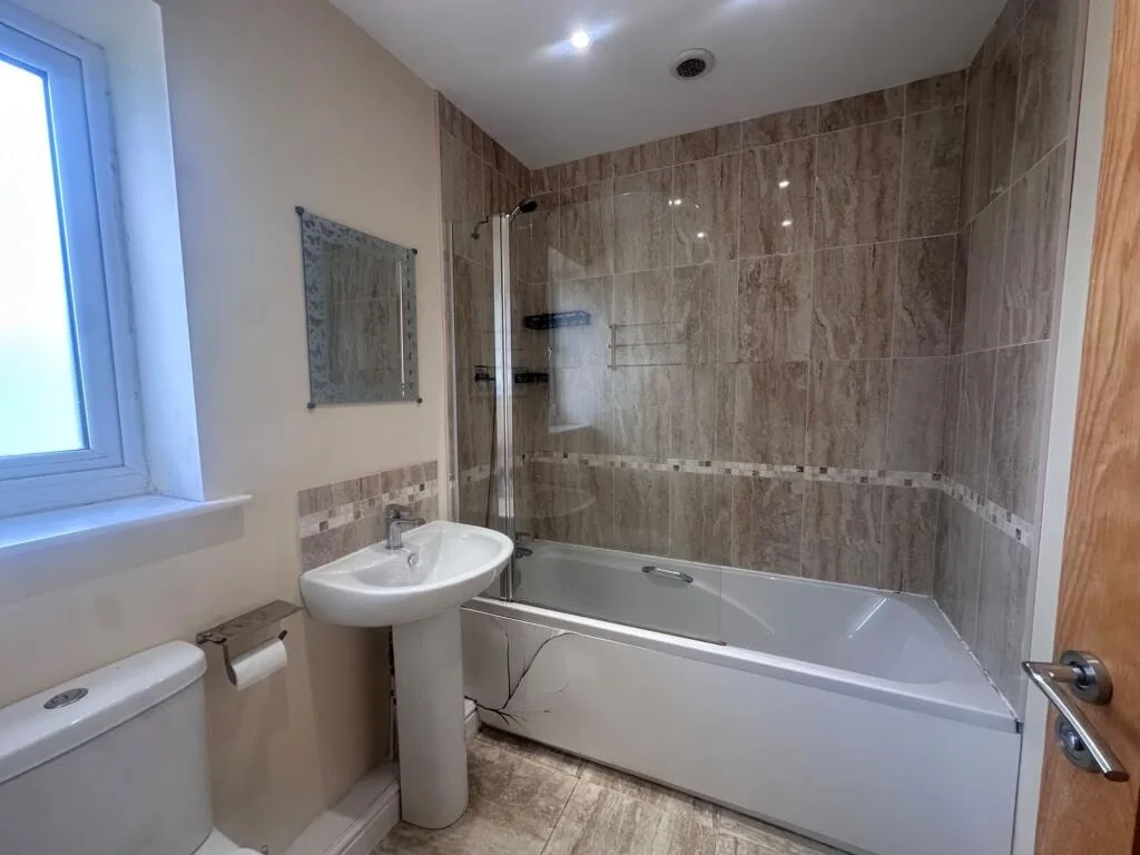 3 bedroom semi-detached house for rent