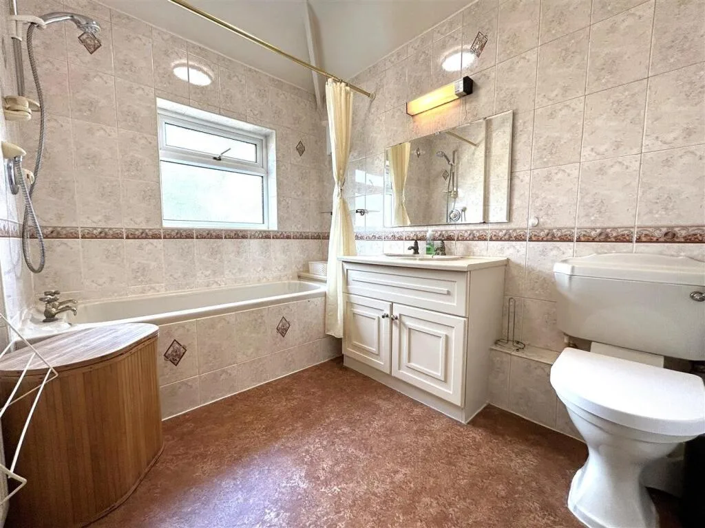 3 bedroom semi-detached house for rent