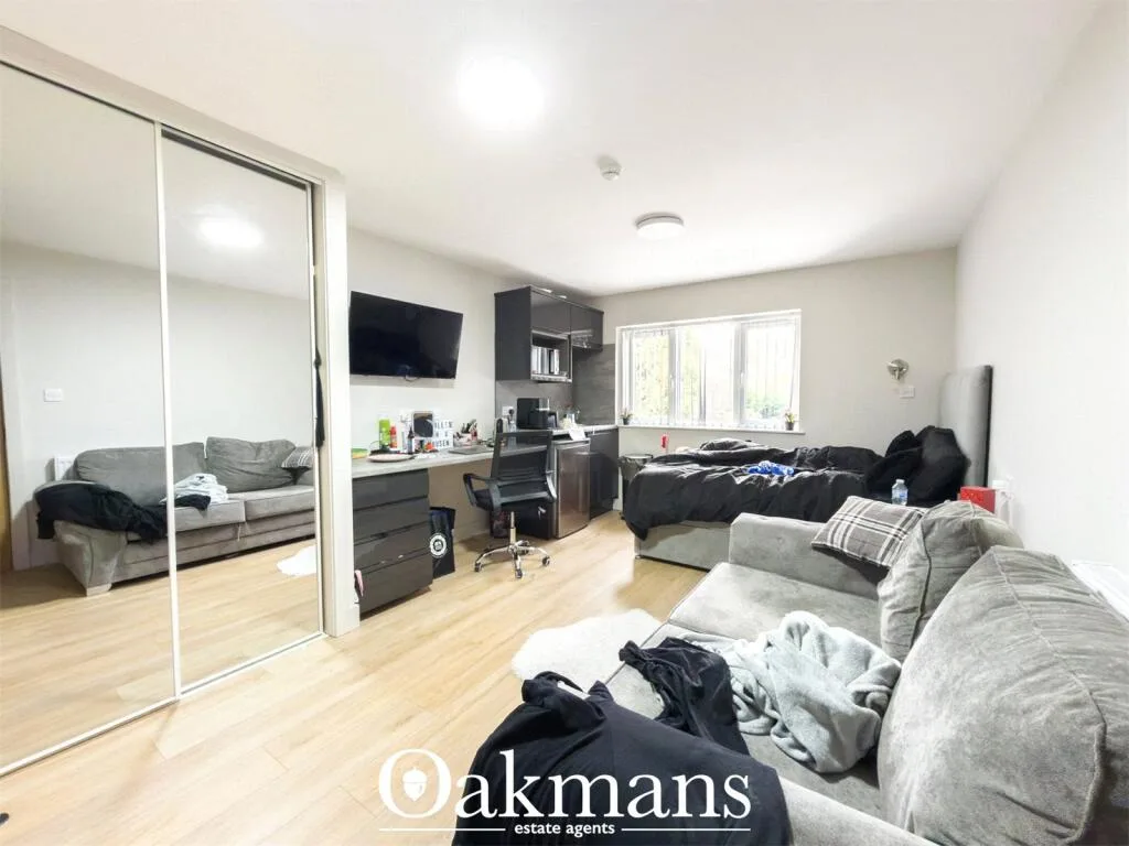 8 bedroom detached house for rent