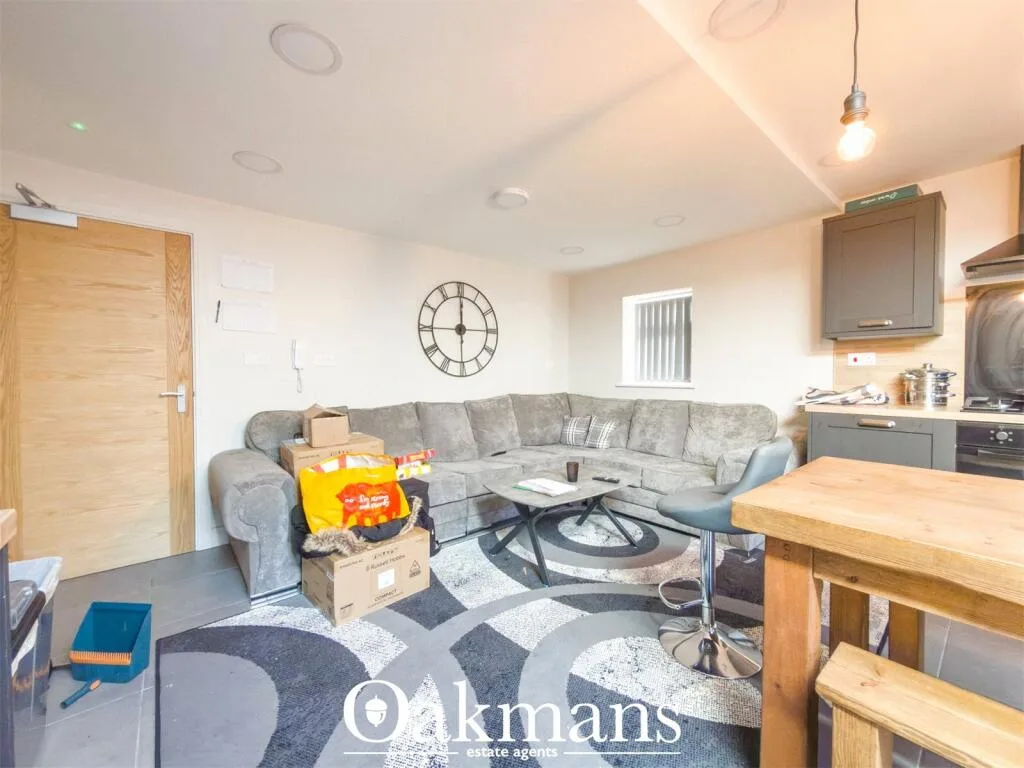 8 bedroom detached house for rent