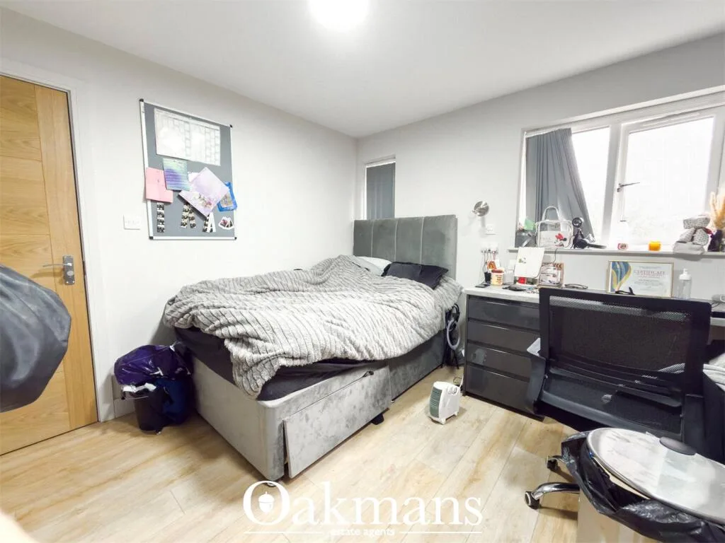 8 bedroom detached house for rent