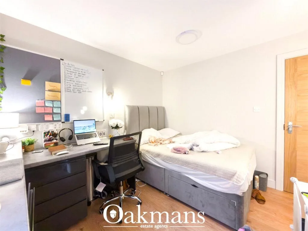 8 bedroom detached house for rent
