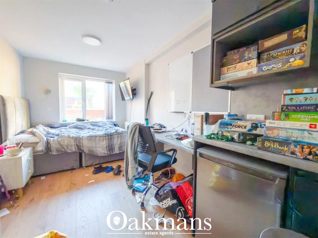 8 bedroom detached house for rent