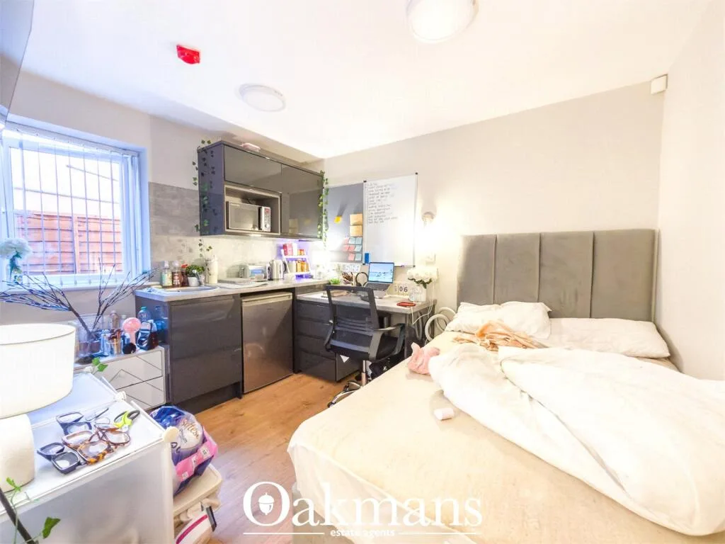 8 bedroom detached house for rent