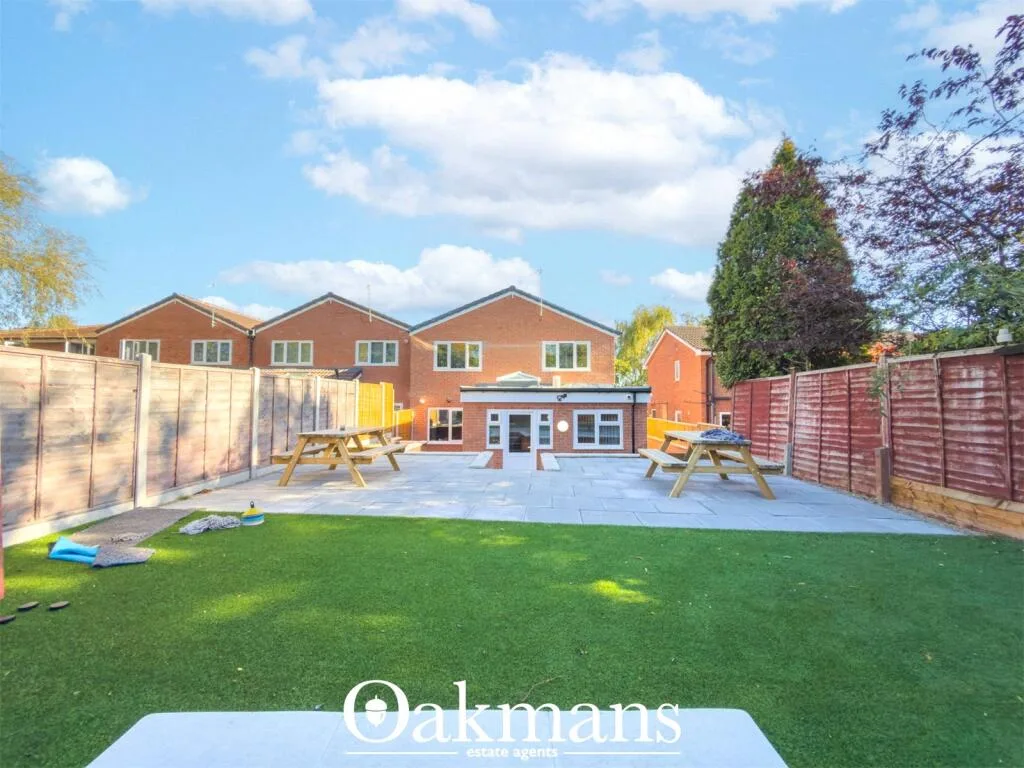 8 bedroom detached house for rent