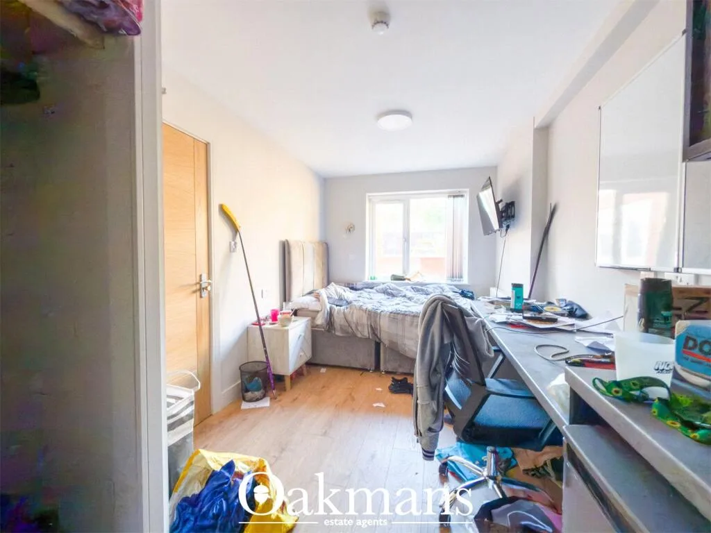 8 bedroom detached house for rent
