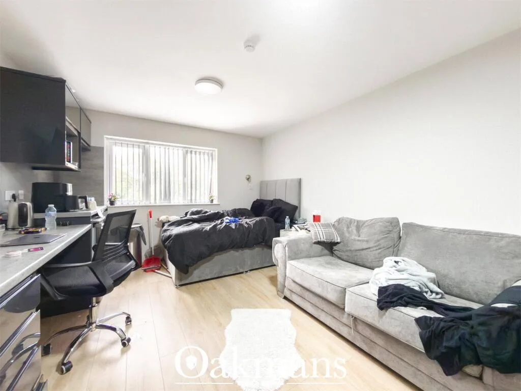 8 bedroom detached house for rent