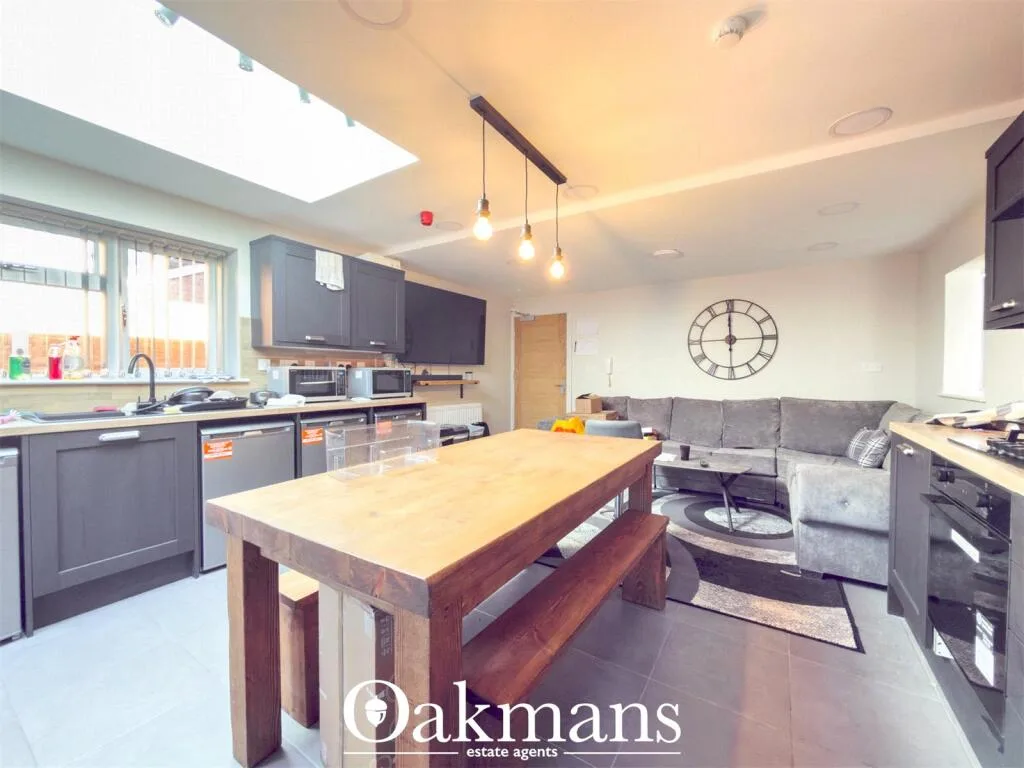 8 bedroom detached house for rent