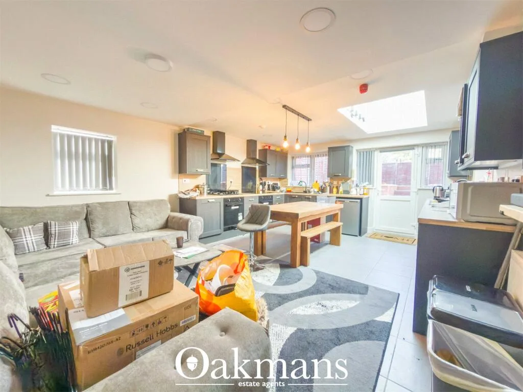 8 bedroom detached house for rent