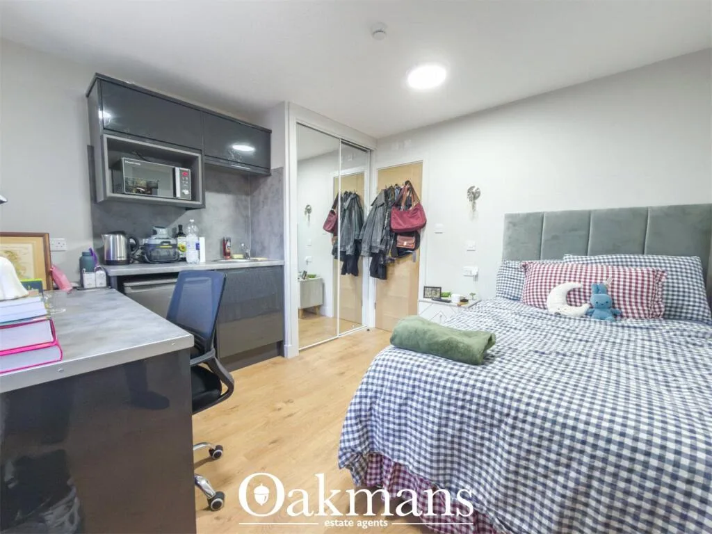 8 bedroom detached house for rent