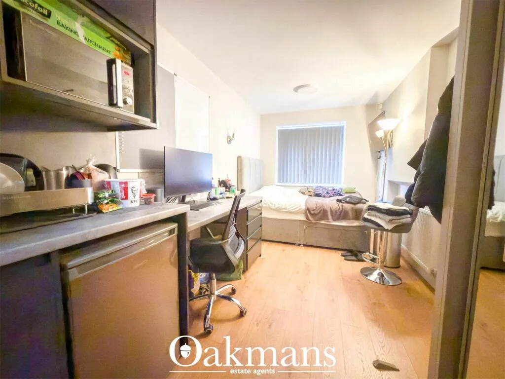 8 bedroom detached house for rent