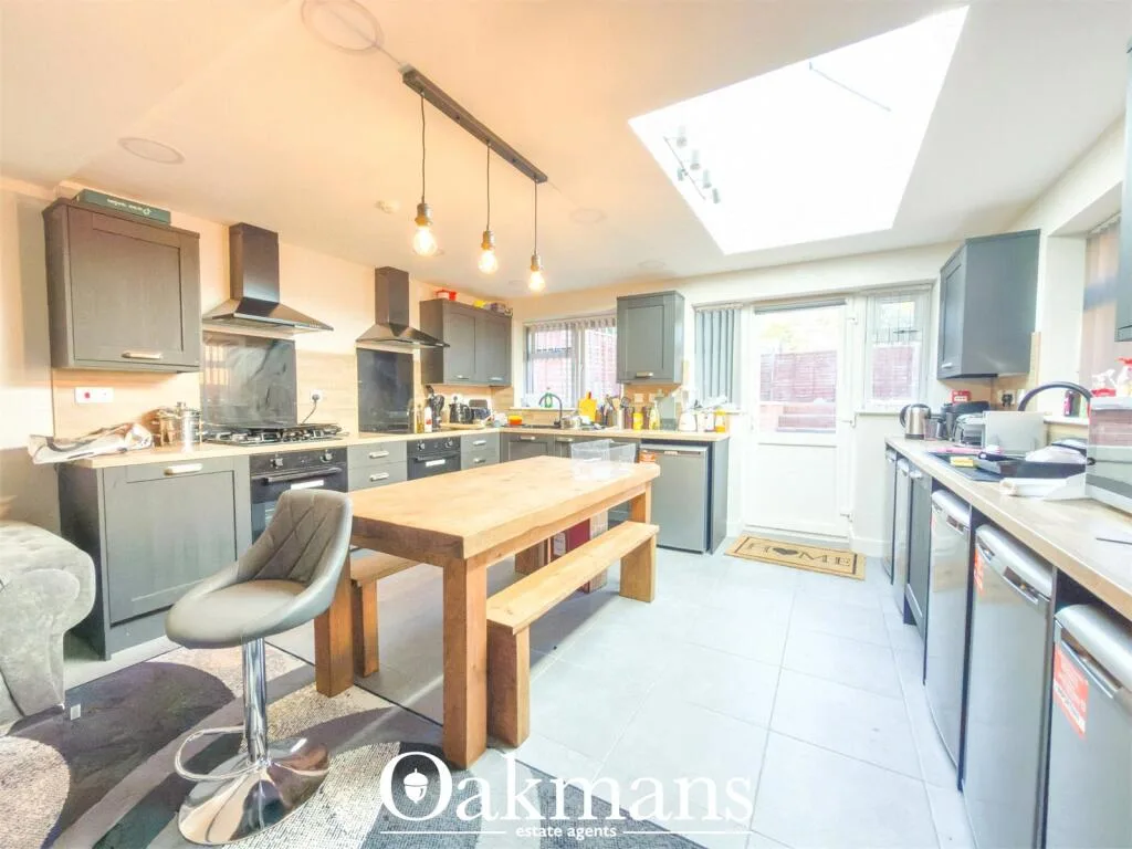 8 bedroom detached house for rent