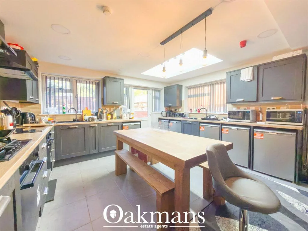 8 bedroom detached house for rent