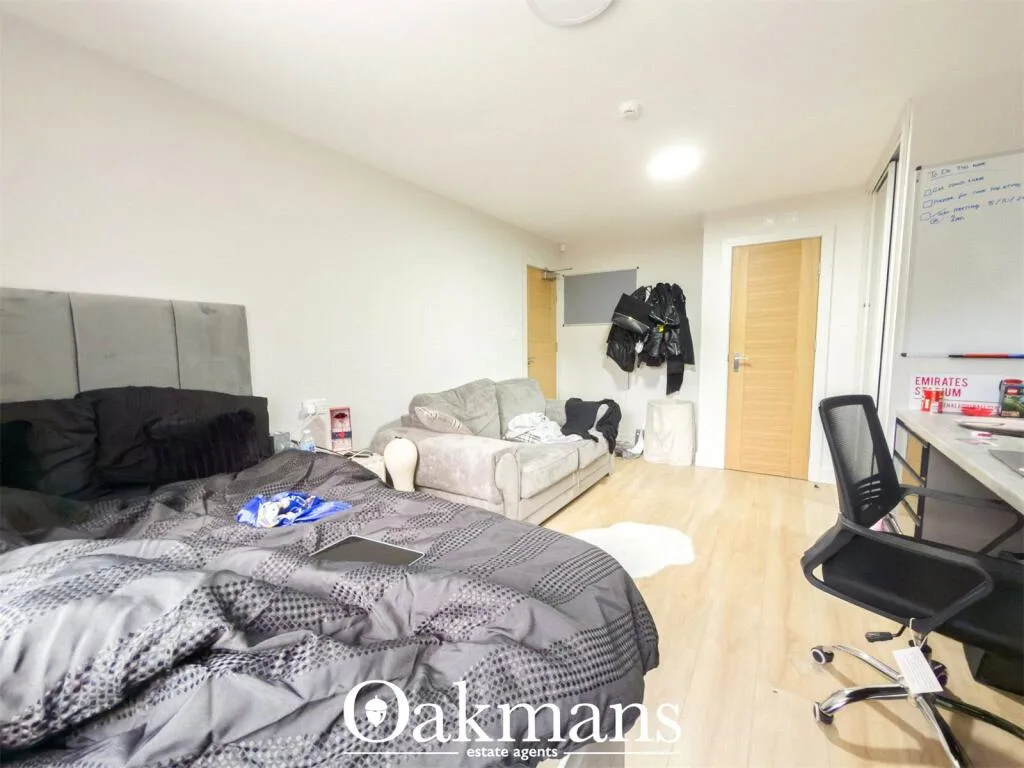 8 bedroom detached house for rent