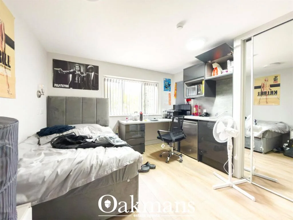 8 bedroom detached house for rent