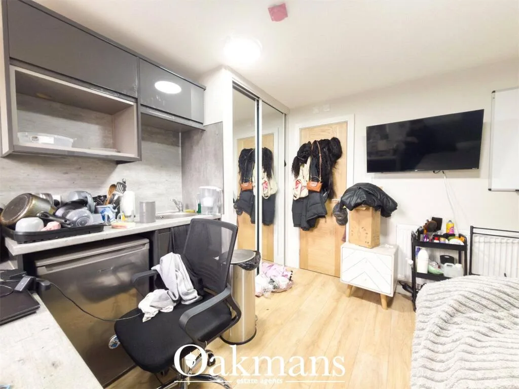 8 bedroom detached house for rent