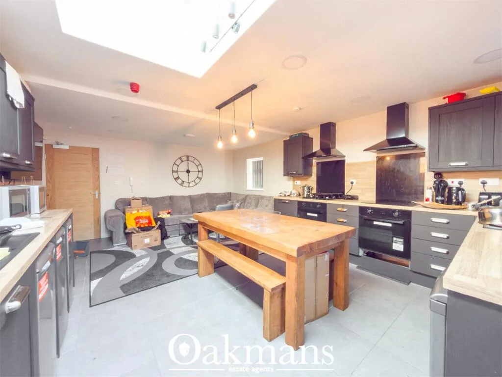 8 bedroom detached house for rent
