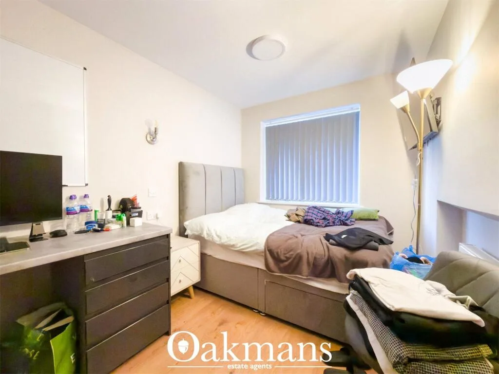 8 bedroom detached house for rent