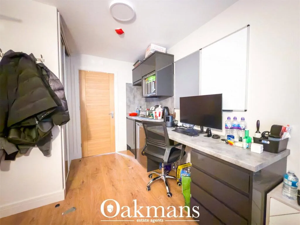 8 bedroom detached house for rent