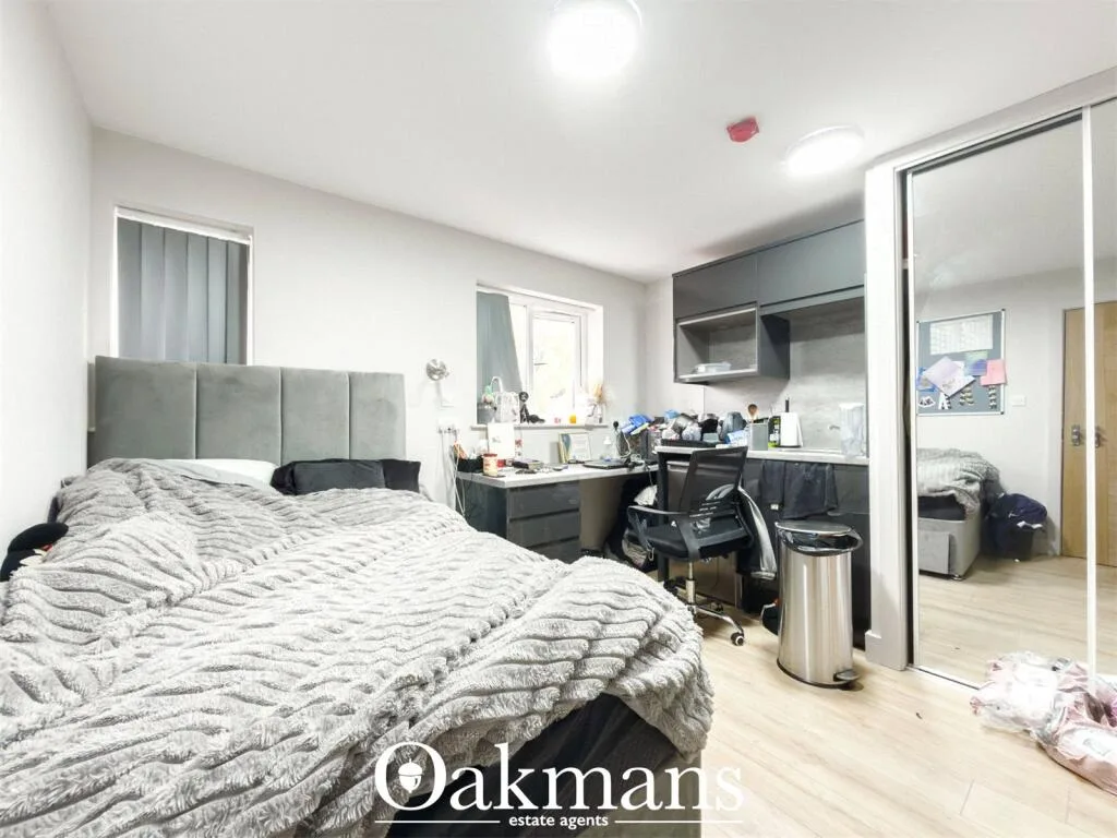 8 bedroom detached house for rent