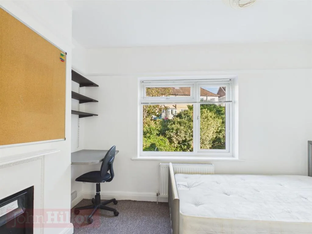 4 bedroom semi-detached house for rent